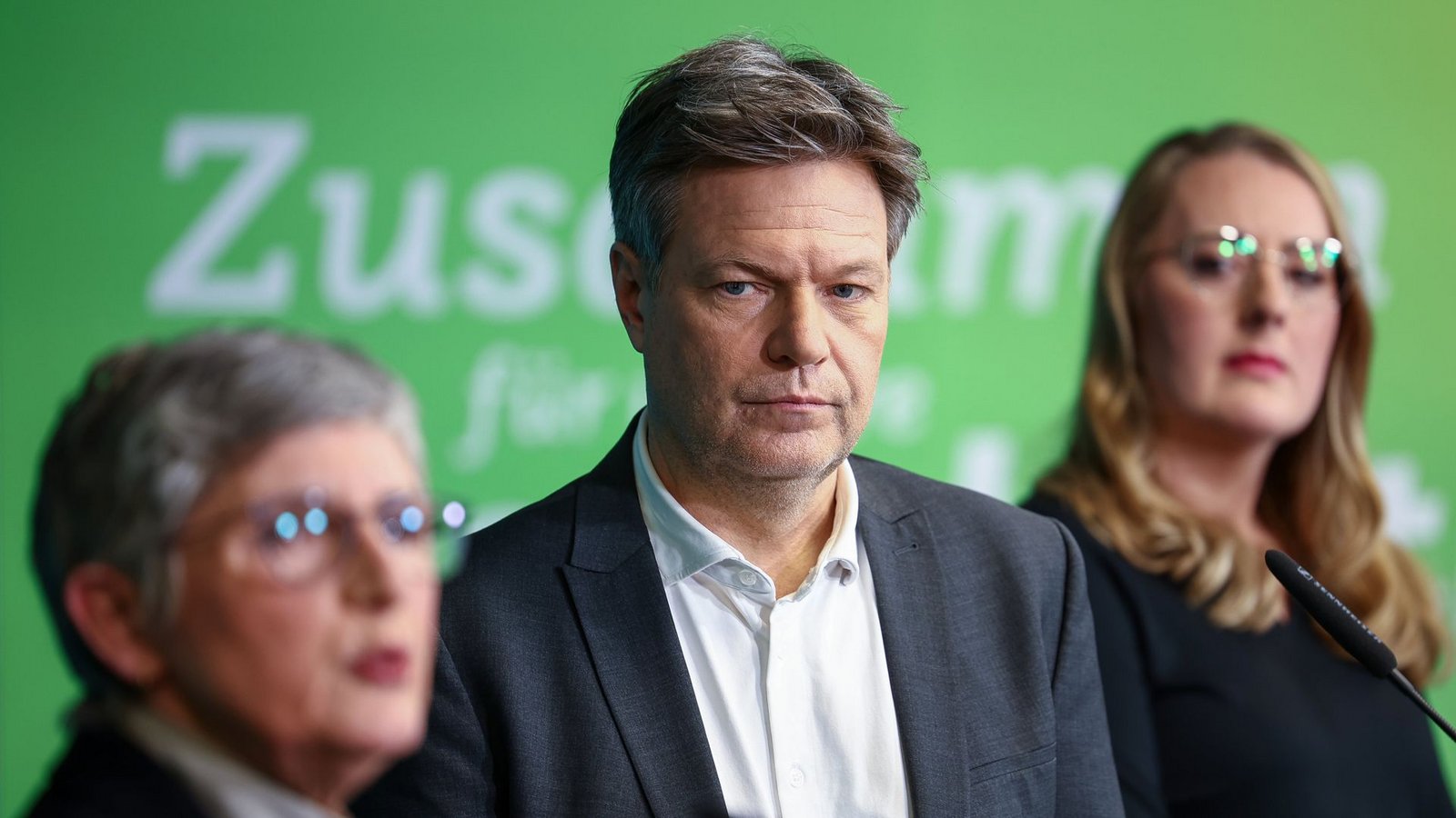 Die Fraktionsspitzen Britta Haßelmann (links) und Katharina Dröge sowie Bundeswirtschaftsminister Robert Habeck wirken mitunter zerknirscht.Foto: dpa/Jan Woitas Die Fraktionsspitzen Britta Haßelmann (links) und Katharina Dröge sowie Bundeswirtschaftsminister Robert Habeck wirken mitunter zerknirscht.Foto: dpa/Jan Woitas