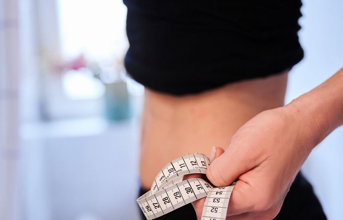 #SkinnyTok: Junge Frauen teilen auf TikTok Tipps für einen vermeintlichen Traumkörper. (Symbolbild)<span class='image-autor'>Foto: Annette Riedl/dpa/dpa-tmn</span>