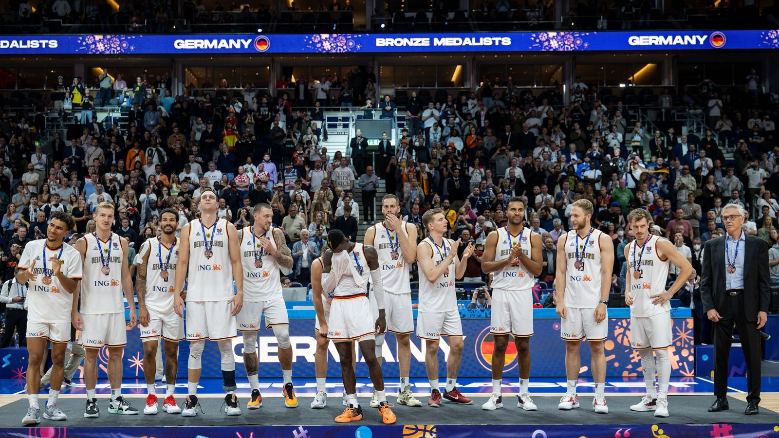 Das offizielle Foto auf dem Siegerpodest des EM-Dritten Deutschland mit den Bronzemedaillen – es war nach 1993 (Europameister) und 2005 (Vize-Europameister) die erst dritte Auszeichnung für eine deutsche Mannschaft.Foto: IMAGO/Tilo Wiedensohler