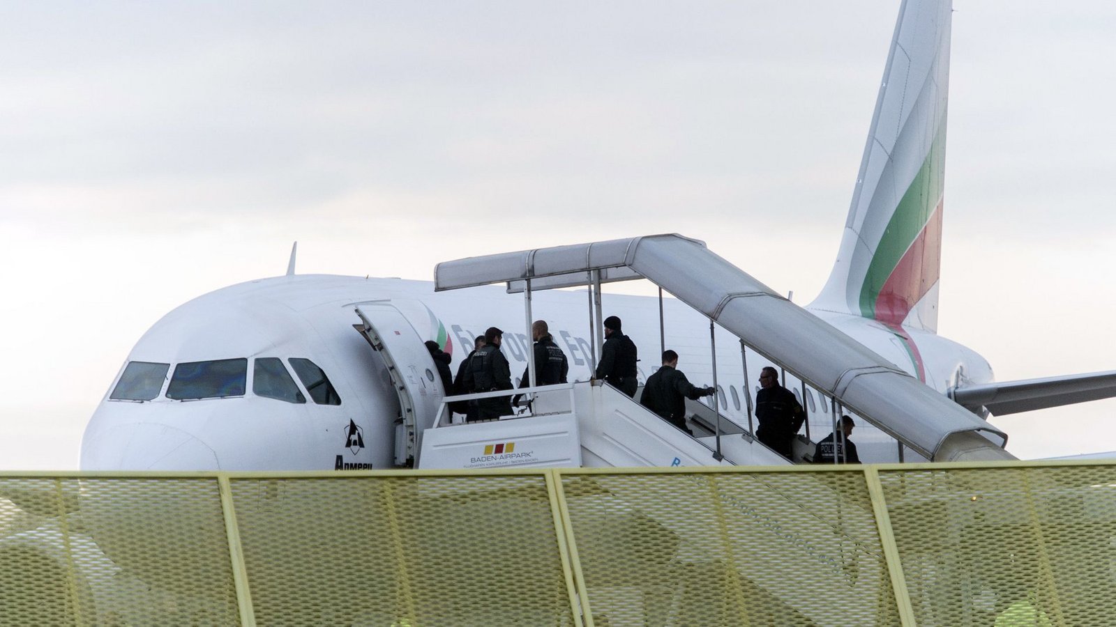 Per Charter zurück – Migranten werden abgeschoben.Foto: dpa/Daniel Maurer
