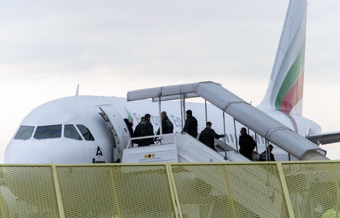 Per Charter zurück – Migranten werden abgeschoben.<span class='image-autor'>Foto: dpa/Daniel Maurer</span>