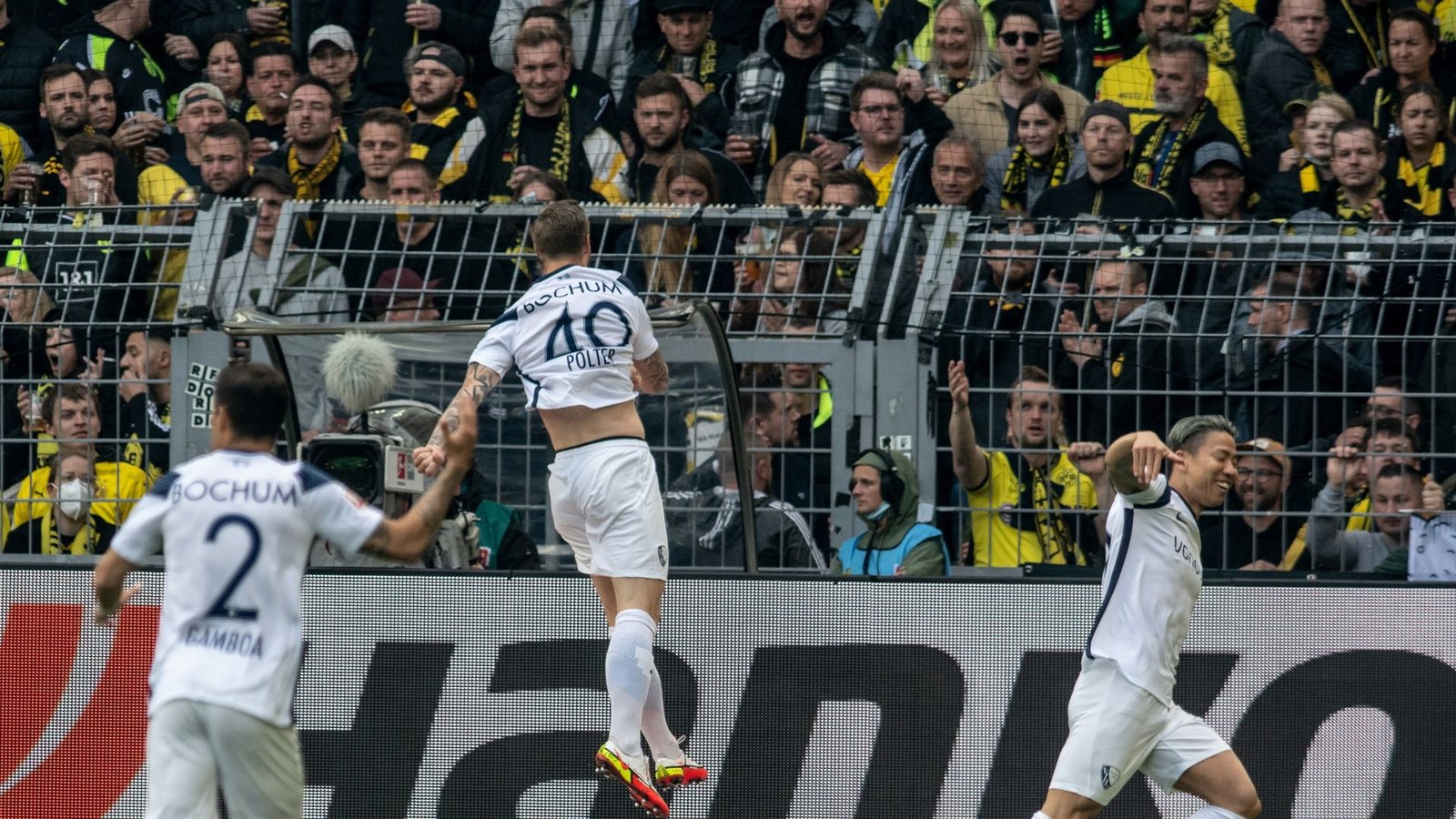 Bochums Sebastian Polter (M) springt vor Freude über seinen Treffer zum 1:0 in die Höhe.Foto: Bernd Thissen/dpa