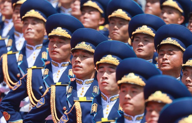 Nordkoreanische Soldaten bei einer Parade.<span class='image-autor'>Foto: imago//Vladimir Smirnov</span>