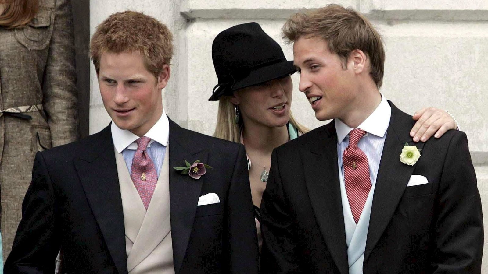 Prinz Harry, Cousine Zara Phillips und Prinz William während der Hochzeit von Charles und Camilla.Foto: picture-alliance/ dpa | epa Peter Tarry
