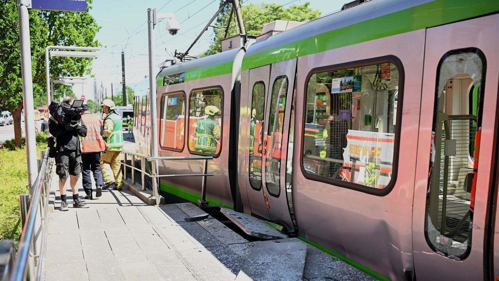 An einer der Stadtbahnen war eine lange Schleifspur zu sehen, zudem waren Scheiben gesplittert.Foto: Julian Stratenschulte/dpa