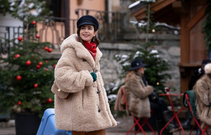 Lily Collins als Emily Cooper in der 4. Staffel von „Emily in Paris“.<span class='image-autor'>Foto: STEPHANIE BRANCHU/NETFLIX</span>