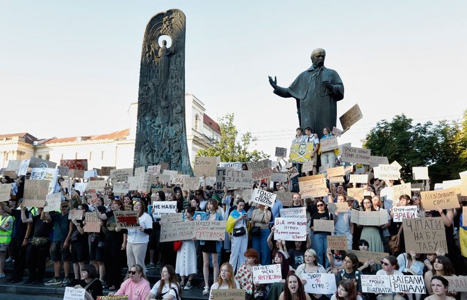 Ukrainer protestieren in Lemberg gegen die geplante Neuregelung der Korruptionsbekämpfung in ihrem Land.<span class='image-autor'>Foto: Mykola Tys/AP/dpa</span>