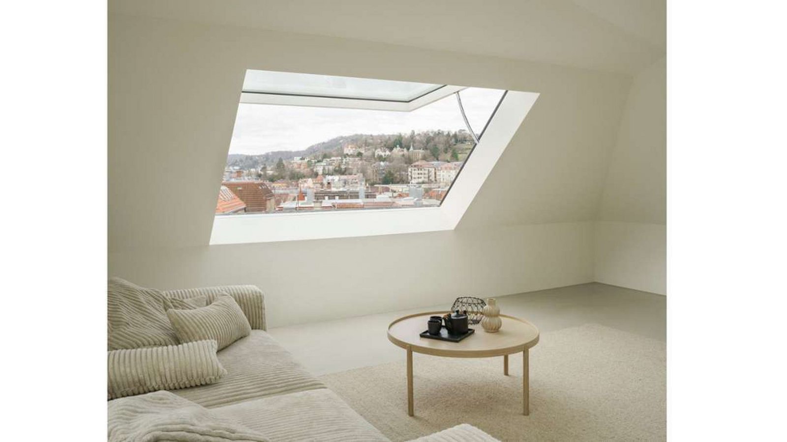 . . wurde das Haus von innen und außen saniert und ausgebaut, zwei Wohnungen entstanden – Blick in den Wohnraum mit übergroßem Dachfenster, das   sich öffnen  lässt:  eine Art Balkonersatz.Foto: Sebastian Schels