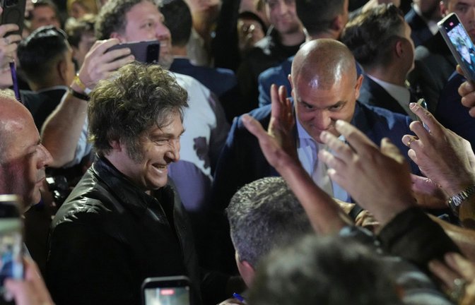 Trotz radikaler Sparpolitik beliebt unter den Wählern: Javier Milei und seine ultraliberale Partei Libertad Avanza.<span class='image-autor'>Foto: Rodrigo Abd/AP/dpa</span>