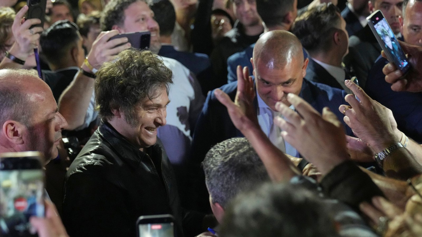 Trotz radikaler Sparpolitik beliebt unter den Wählern: Javier Milei und seine ultraliberale Partei Libertad Avanza.Foto: Rodrigo Abd/AP/dpa Trotz radikaler Sparpolitik beliebt unter den Wählern: Javier Milei und seine ultraliberale Partei Libertad Avanza.Foto: Rodrigo Abd/AP/dpa
