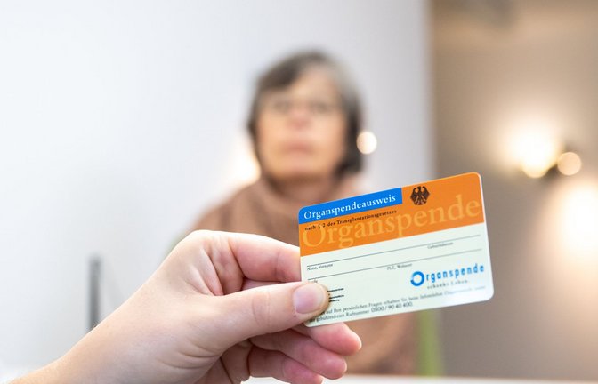 Immer mehr Menschen haben einen Organspende-Ausweis. Er behält auch nach der Einführung des Portals seine Gültigkeit.<span class='image-autor'>Foto: dpa/Benjamin Nolte</span>