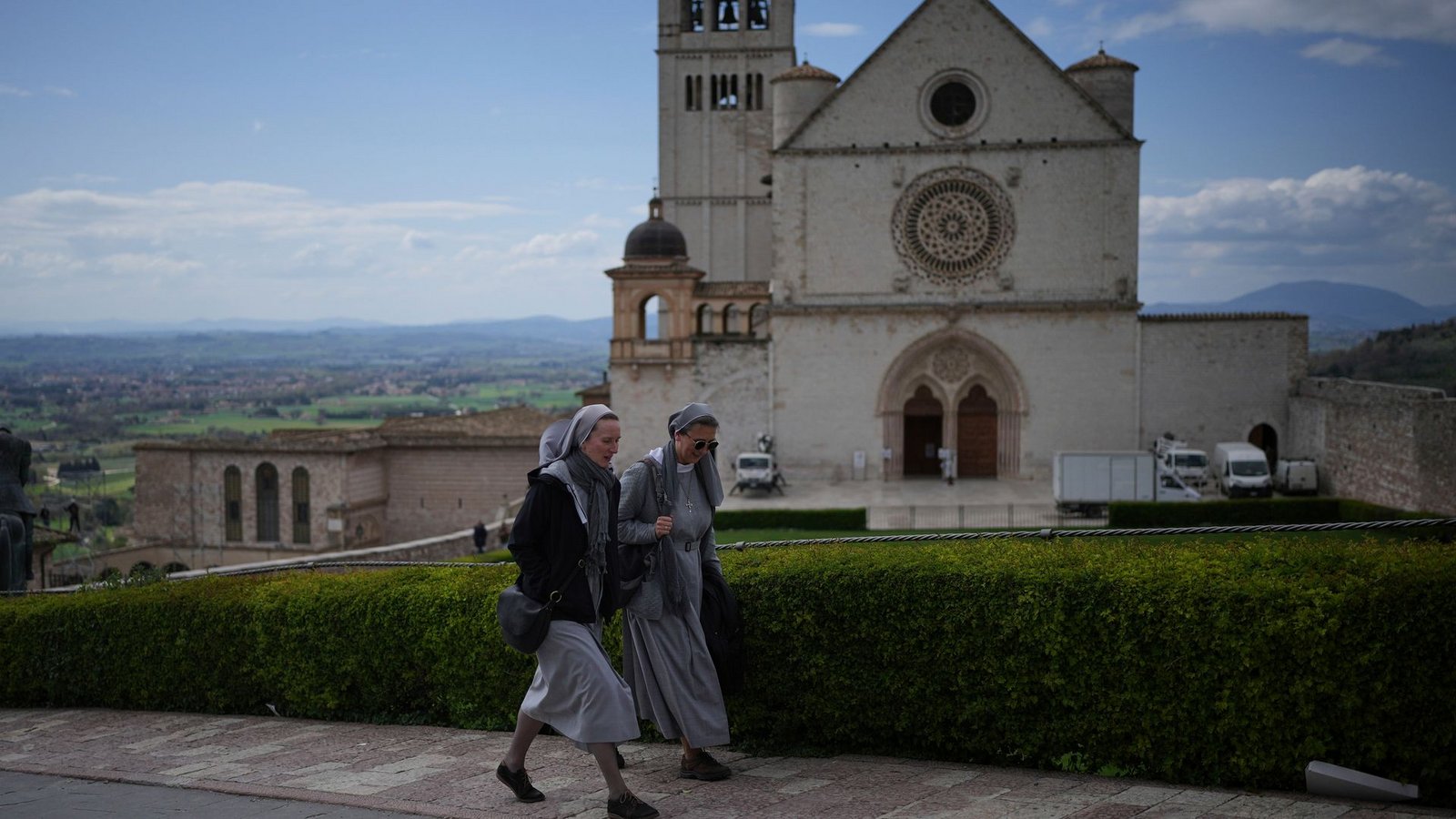 Der Heilige Franz von Assisi ruht in der Basilika San Francesco. (Archivbild)Foto: Alessandra Tarantino/AP/dpa