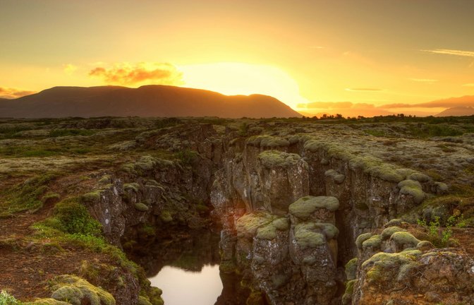 Schlucht durch die auseinanderdriftende Nordamerikanische und Eurasische Platte im Nationalpark Thingvellir im Suedisland auf Island.<span class='image-autor'>Foto: Imago/Cavan Images</span>