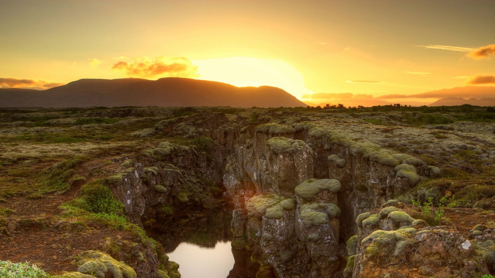 Schlucht durch die auseinanderdriftende Nordamerikanische und Eurasische Platte im Nationalpark Thingvellir im Suedisland auf Island.Foto: Imago/Cavan Images Schlucht durch die auseinanderdriftende Nordamerikanische und Eurasische Platte im Nationalpark Thingvellir im Suedisland auf Island.Foto: Imago/Cavan Images