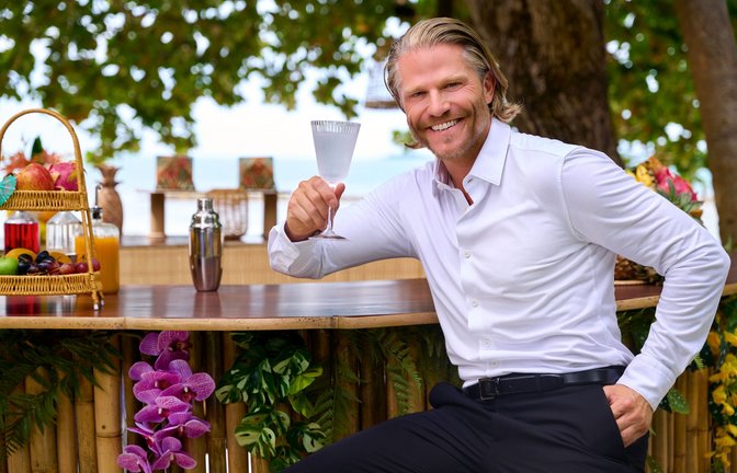 Paul Janke übernimmt auch dieses Mal wieder die Rolle als Barkeeper und Liebesberater.<span class='image-autor'>Foto: RTL / Frank Beer</span>