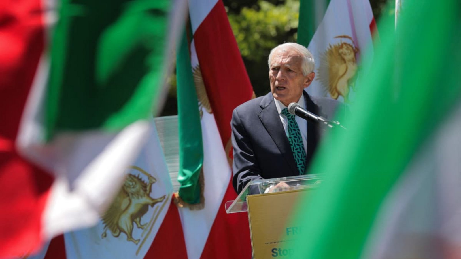 Zu den schärfsten Kritikern der Iran-Politik von US-Präsident Donald Trump gehört der ehemalige Nato-Oberbefehlshaber Wesley Clark. Hier spricht er zu Anhängern der iranischen Dissidentin Maryam Rajavi.Chip Somodevilla/AFP