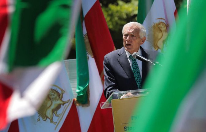 Zu den schärfsten Kritikern der Iran-Politik von US-Präsident Donald Trump gehört der ehemalige Nato-Oberbefehlshaber Wesley Clark. Hier spricht er zu Anhängern der iranischen Dissidentin Maryam Rajavi.<span class='image-autor'>Chip Somodevilla/AFP</span>