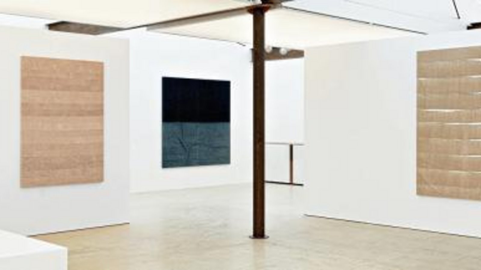 Peter W. Klein leitet die Sonderführung im Nußdorfer Kunstwerk.  Foto: Wamdorf