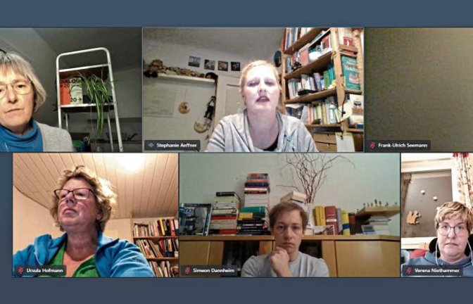 Beim Digitalen Salon diskutierte Initiatorin Stefanie Seemann (oben links) mit ihrem Gast Stephanie Aeffner und anderen Teilnehmern über das Thema Pflege. Screenshot: Friedrich