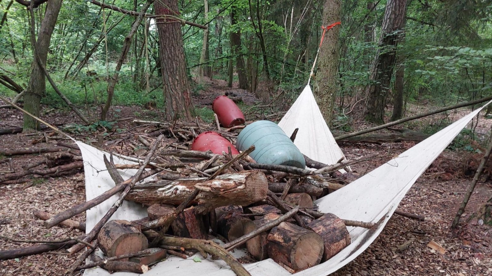 Chaos hat der Täter am Sersheimer Waldkindergarten hinterlassen. Foto: p Chaos hat der Täter am Sersheimer Waldkindergarten hinterlassen. Foto: p