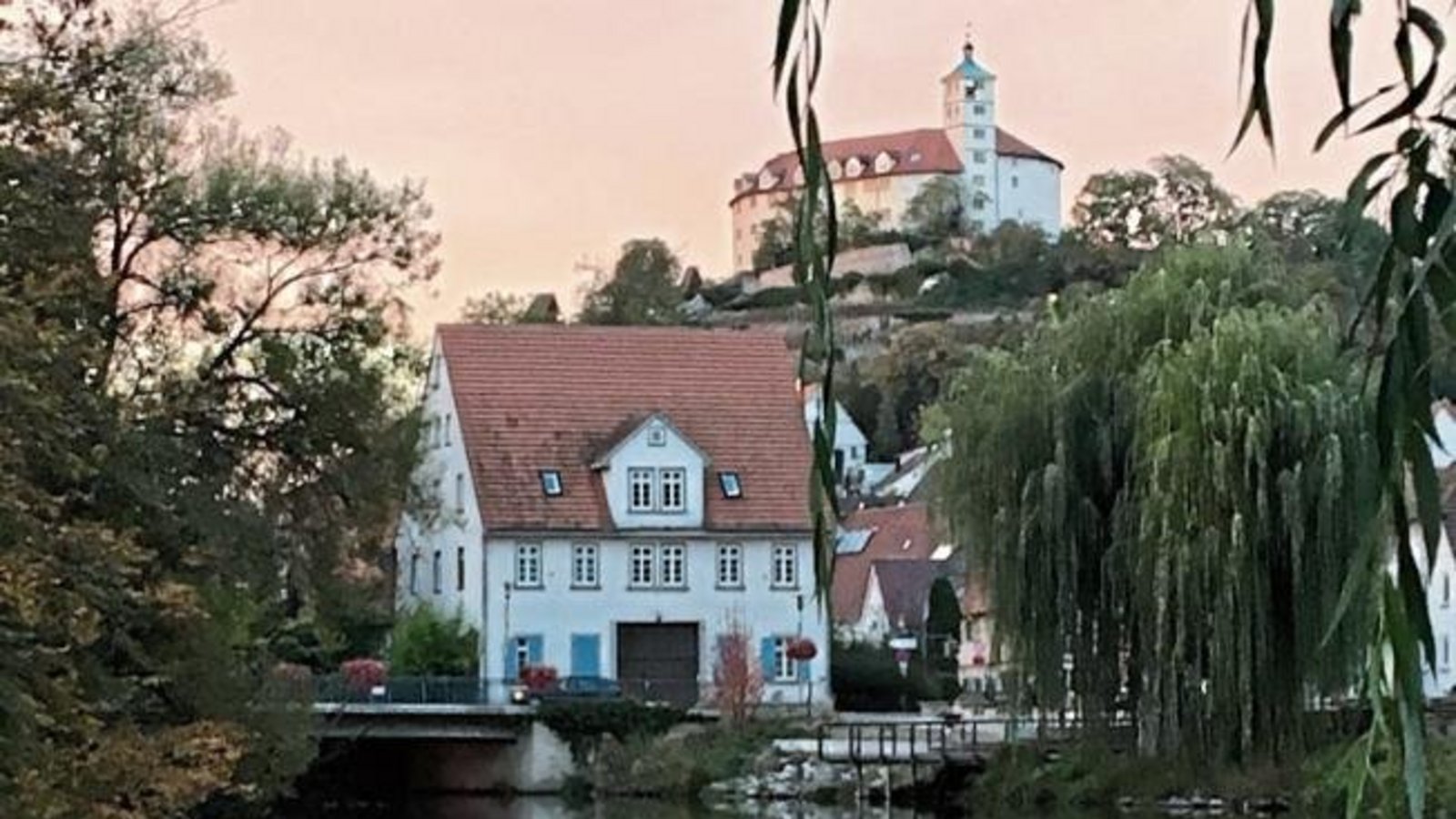 Umwerfende Abendstimmung an der Enz, eingefangen von Petra Schneider.
