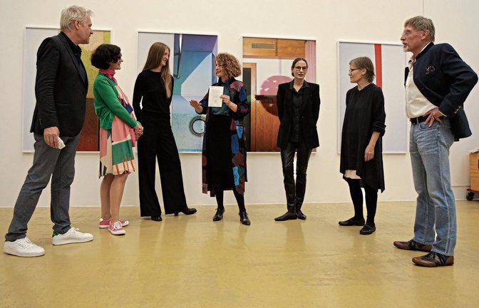 Wie Andrea Grützner (Mitte) Erinnerungen mit Farben und Schatten nachspürt, hat sowohl die Juroren Matthias Harder, Ute Noll und Ann-Christin Bertrand als auch Valeria Waibel sowie Alison und Peter Klein (von links) überzeugt.  Foto: Friedrich