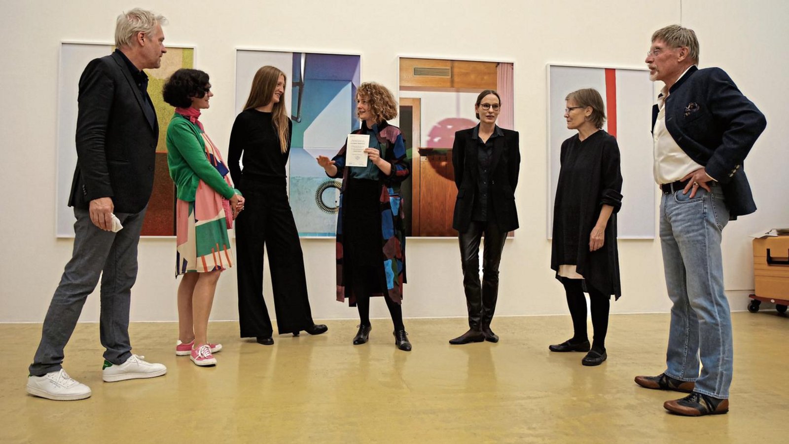 Wie Andrea Grützner (Mitte) Erinnerungen mit Farben und Schatten nachspürt, hat sowohl die Juroren Matthias Harder, Ute Noll und Ann-Christin Bertrand als auch Valeria Waibel sowie Alison und Peter Klein (von links) überzeugt. Foto: Friedrich Wie Andrea Grützner (Mitte) Erinnerungen mit Farben und Schatten nachspürt, hat sowohl die Juroren Matthias Harder, Ute Noll und Ann-Christin Bertrand als auch Valeria Waibel sowie Alison und Peter Klein (von links) überzeugt. Foto: Friedrich