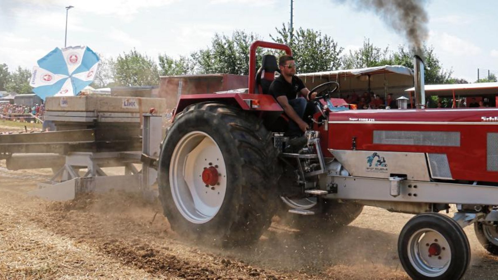 Mit Gefühl und Kraft wird beim Trecker Treck der Bremswagen über eine bestimmte Strecke gezogen. Foto: Archiv Mit Gefühl und Kraft wird beim Trecker Treck der Bremswagen über eine bestimmte Strecke gezogen. Foto: Archiv