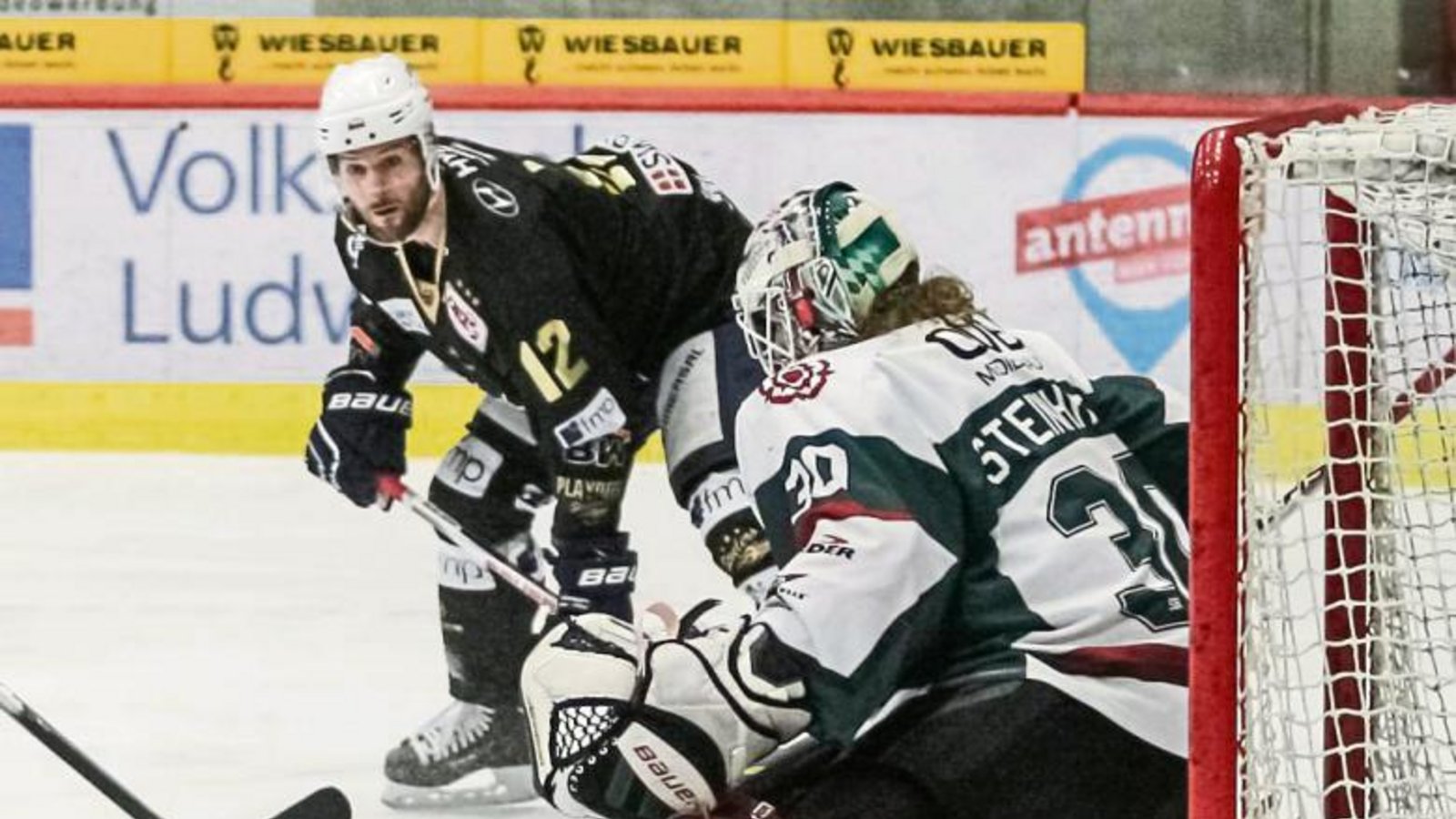 Dominic Auger (Bietigheim Steelers) beobachtet die Reflexe des Rosenheimer Torwarts Lukas Steinhauer beim 5:1-Sieg in der Ege-Trans-Arena. Foto: Simecek Dominic Auger (Bietigheim Steelers) beobachtet die Reflexe des Rosenheimer Torwarts Lukas Steinhauer beim 5:1-Sieg in der Ege-Trans-Arena. Foto: Simecek