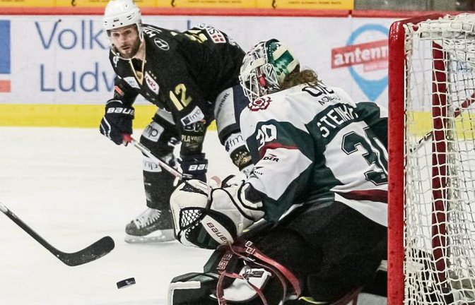 Dominic Auger (Bietigheim Steelers) beobachtet die Reflexe des Rosenheimer Torwarts Lukas Steinhauer beim 5:1-Sieg in der Ege-Trans-Arena. Foto: Simecek