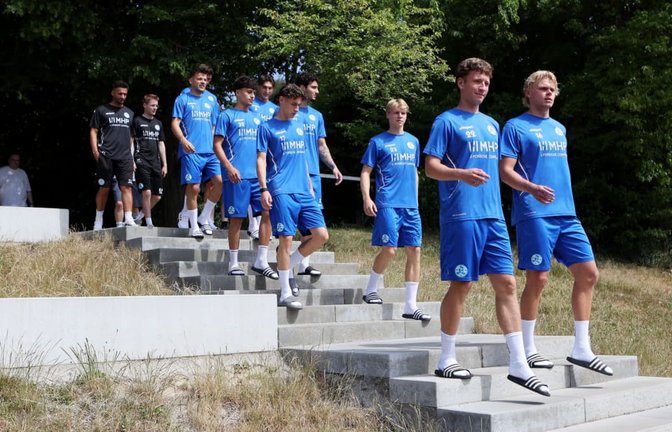 Die Neuzugänge auf dem Weg zum Trainingsplatz:&nbsp; vorne v.l.&nbsp; Malik Sama und Laurin Völlmerk; 2. Reihe, v.l. Nico Molinari und Christoph Meister; 3. Reihe v.l.  Leandro Mendes-Rangel und Ardi Mulaj; 4. Reihe v.l.  Yannick Glessing,  Ben-Luca Fisher<span class='image-autor'>Baumann/Julia Rahn</span>