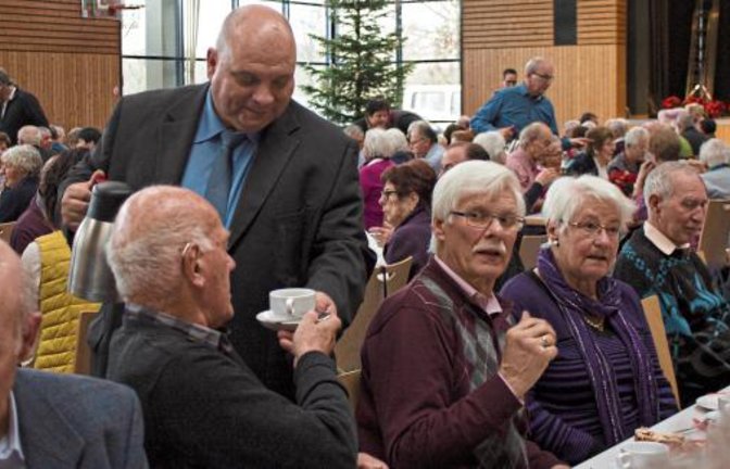 Bei der Weihnachtsfeier der Senioren packt auch Bürgermeister Jürgen Scholz mit an und schenkt den Gästen Kaffee aus.  Fotos: Friedrich