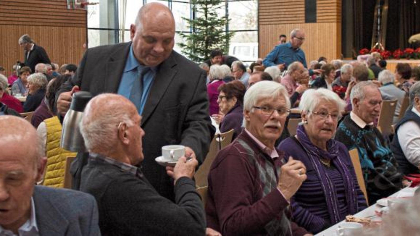 Bei der Weihnachtsfeier der Senioren packt auch Bürgermeister Jürgen Scholz mit an und schenkt den Gästen Kaffee aus. Fotos: Friedrich Bei der Weihnachtsfeier der Senioren packt auch Bürgermeister Jürgen Scholz mit an und schenkt den Gästen Kaffee aus. Fotos: Friedrich
