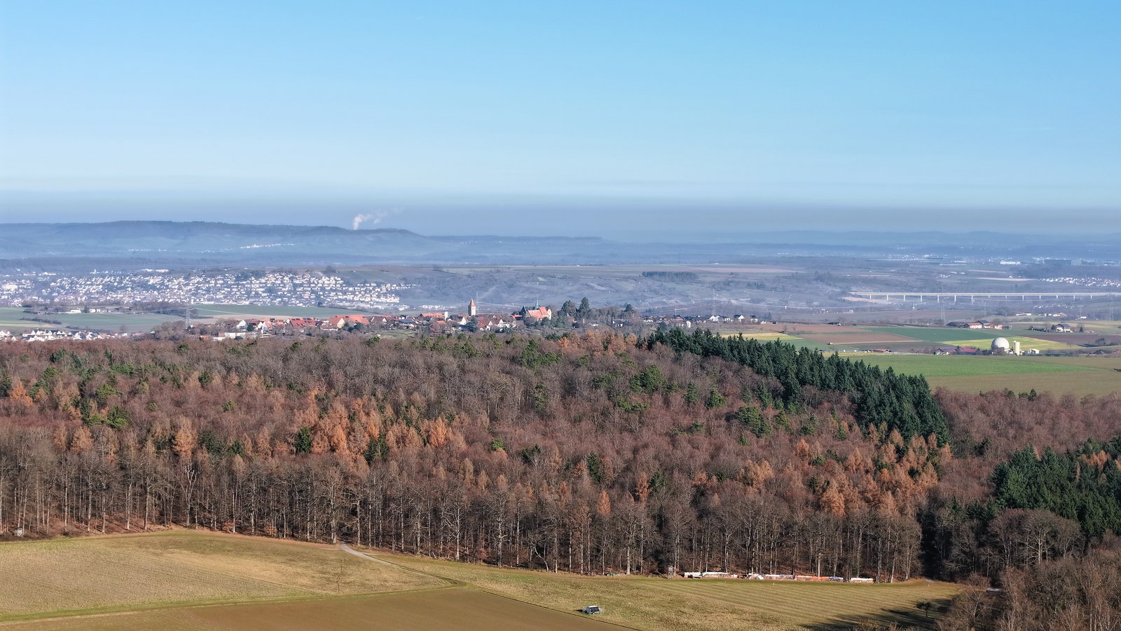 Wo und wie bei Nussdorf (Bildmitte) Windkraftanlagen gebaut werden, sollen die Bürgerinnen und Bürger mitentscheiden. Foto: Küppers