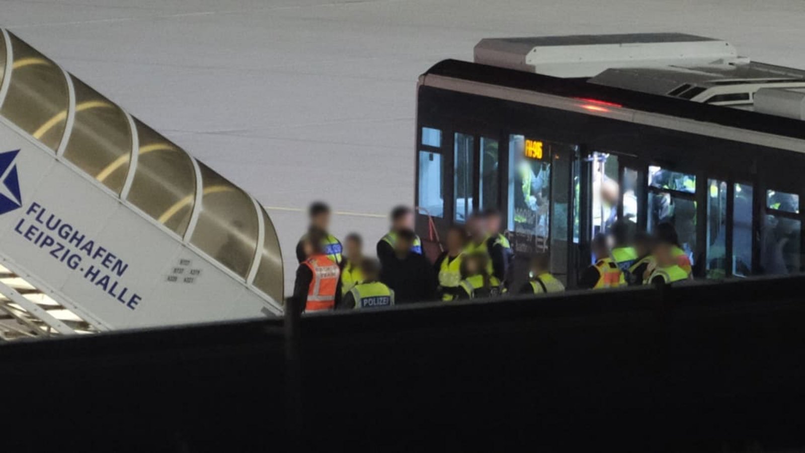 Bundespolizisten bringen einen Mann auf dem Flughafen Leipzig-Halle in ein Flugzeug. Am Dienstagmorgen wurde ein Abschiebeflug nach Afghanistan durchgeführt.Sebastian Willnow/dpa Bundespolizisten bringen einen Mann auf dem Flughafen Leipzig-Halle in ein Flugzeug. Am Dienstagmorgen wurde ein Abschiebeflug nach Afghanistan durchgeführt.Sebastian Willnow/dpa