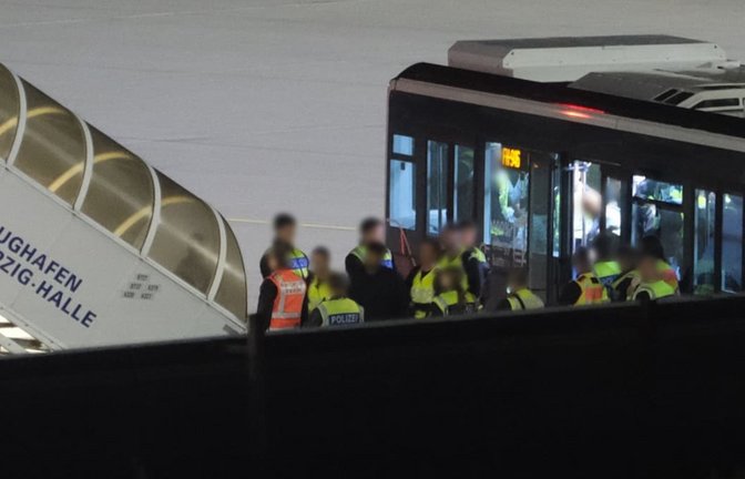 Bundespolizisten bringen einen Mann auf dem Flughafen Leipzig-Halle in ein Flugzeug. Am Dienstagmorgen wurde ein Abschiebeflug nach Afghanistan durchgeführt.<span class='image-autor'>Sebastian Willnow/dpa</span>