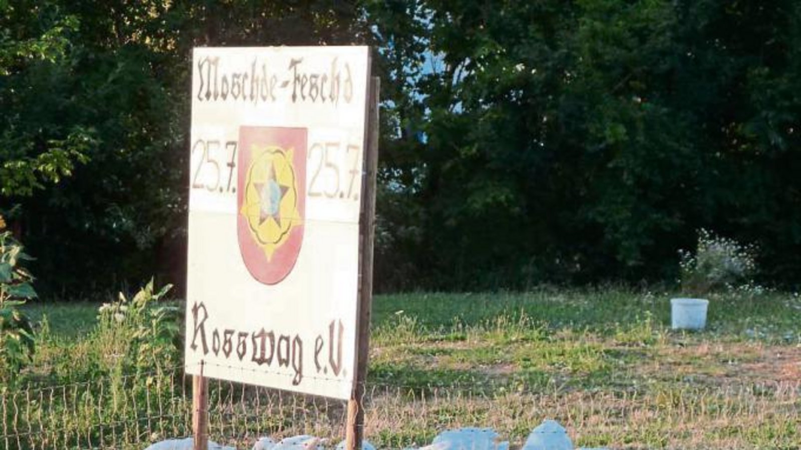 Ob sie auch alle zum Moschde-Fest nach Roßwag kommen wollen? Fotografiert an der B 10 in Enzweihingen.  Foto: Arning