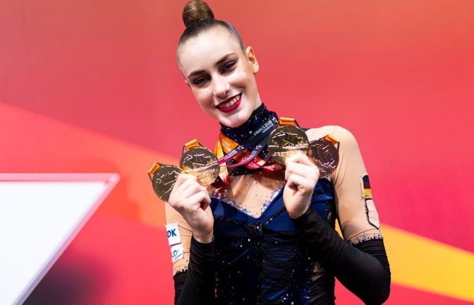 Darja Varfolomeev vom TSV Schmiden zeigt nach den Einzelfinals der Rhythmischen Sportgymnastik der Frauen ihre gewonnen Medaillen in der ZAG-Arena zu Hannover.<span class='image-autor'>Michael Matthey/dpa</span>