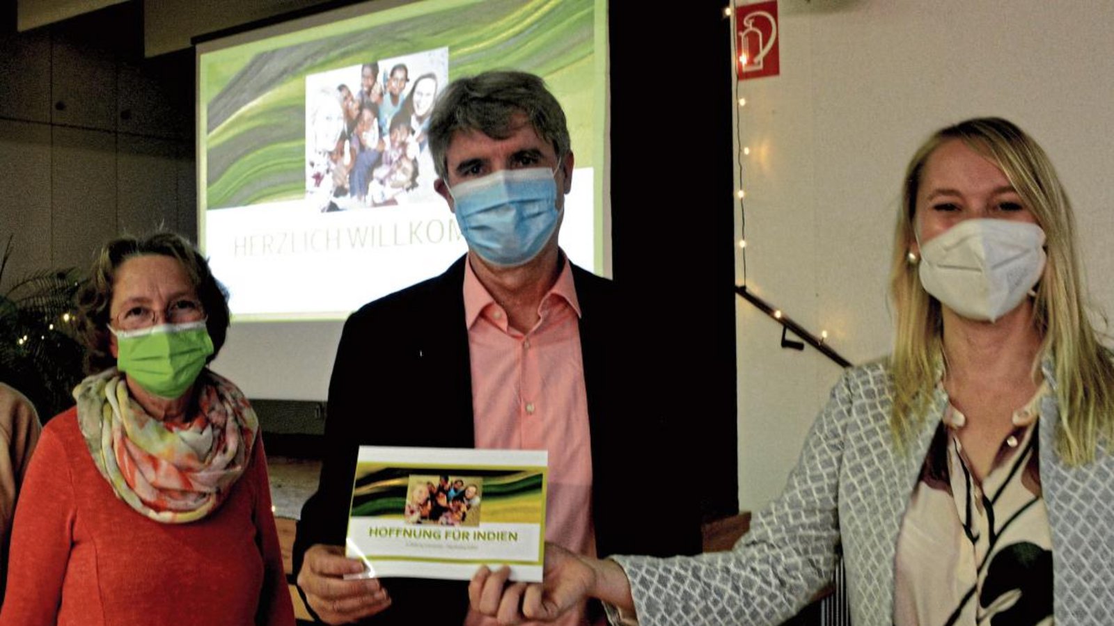 Illingens Bürgermeister Armin Pioch würdigte im Gemeindehaus den Einsatz von Anette Kirschner (links) und Carmen Kirschner vom Verein „Hoffnung für Indien“. Foto: Stahlfeld Illingens Bürgermeister Armin Pioch würdigte im Gemeindehaus den Einsatz von Anette Kirschner (links) und Carmen Kirschner vom Verein „Hoffnung für Indien“. Foto: Stahlfeld