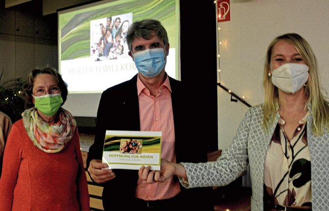 Illingens Bürgermeister Armin Pioch würdigte im Gemeindehaus den Einsatz von Anette Kirschner (links) und Carmen Kirschner vom Verein „Hoffnung für Indien“. Foto: Stahlfeld