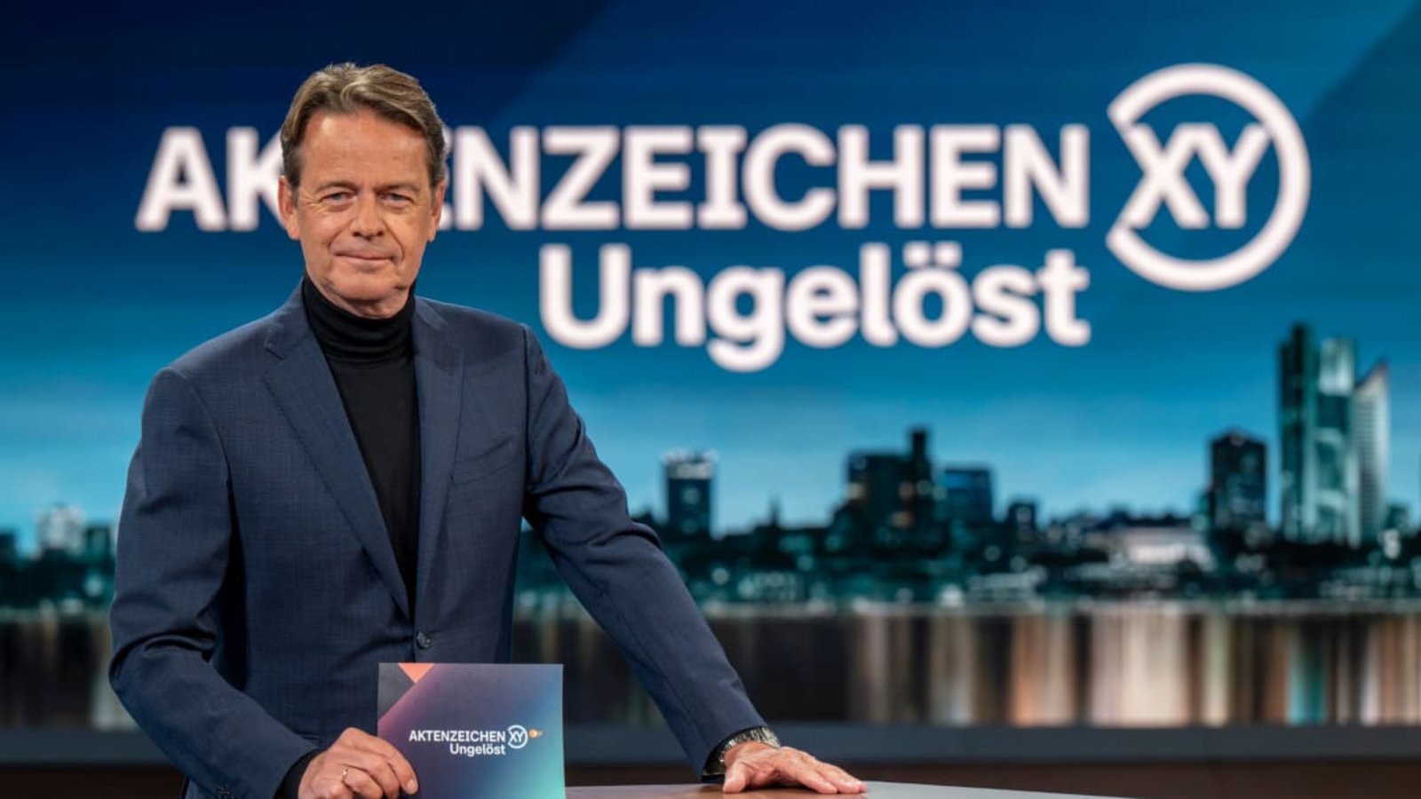 Moderator Rudi Cerne im ZDF-Studio von „Aktenzeichen XY … ungelöst“: Ein Bild, das für viele zum deutschen Fernsehen gehört wie der Deckel auf den Topf.Peter Kneffel/dpa Moderator Rudi Cerne im ZDF-Studio von „Aktenzeichen XY … ungelöst“: Ein Bild, das für viele zum deutschen Fernsehen gehört wie der Deckel auf den Topf.Peter Kneffel/dpa