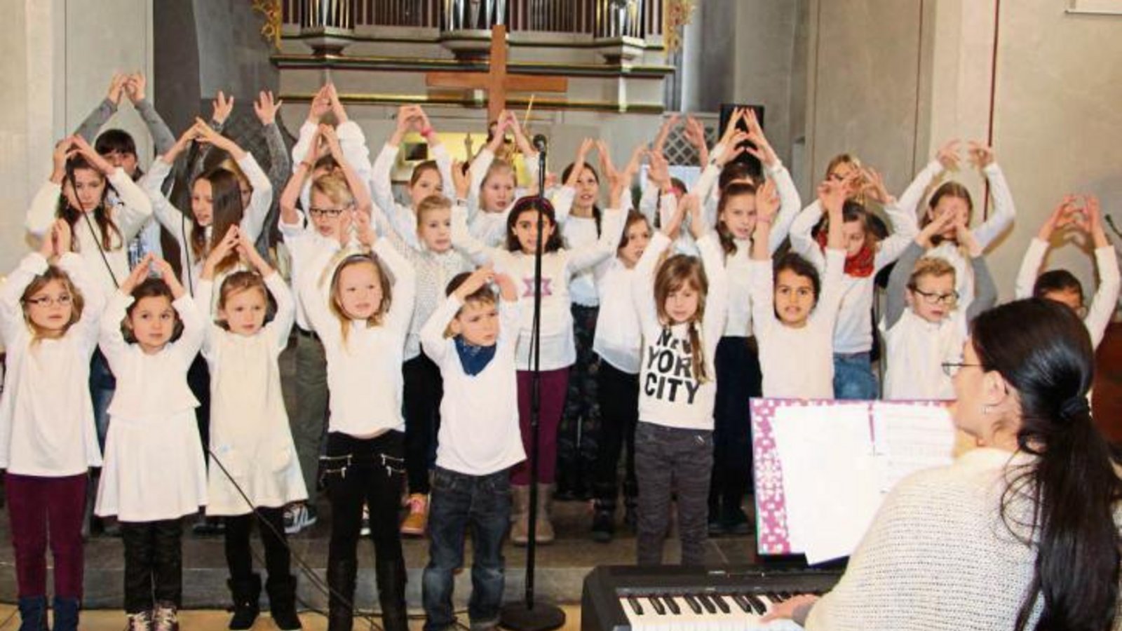 Die Vulkids stellen Kerzen dar, die die Welt ein wenig heller machen. Foto: Gergen Die Vulkids stellen Kerzen dar, die die Welt ein wenig heller machen. Foto: Gergen