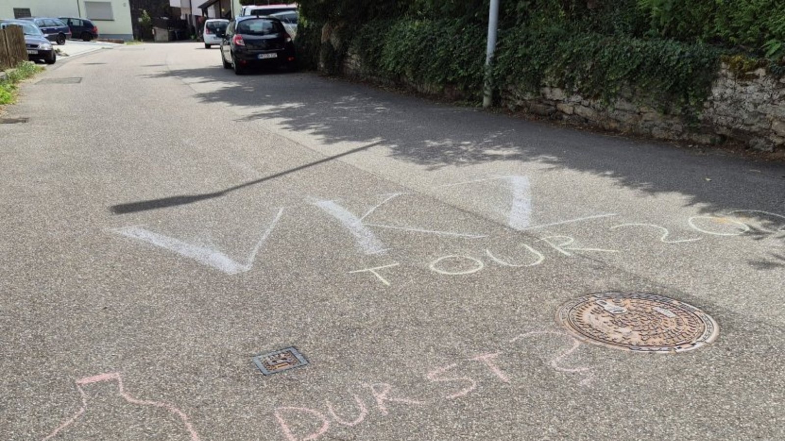 Botschaft für die Radler auf der Straße in Iptingen, gesehen von Markus Oberrauch.