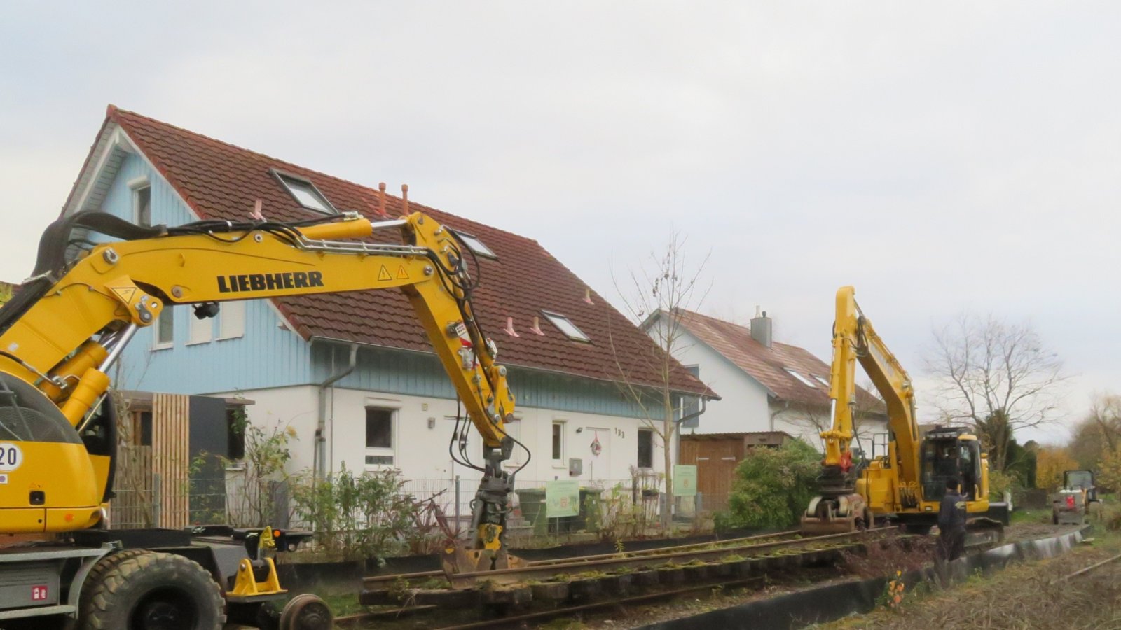 Vorarbeiten für die Verlängerung des Vaihinger Bahn-Radwegs. Der Rückbau der WEG-Gleise hat Richtung Kleinglattbach begonnen. Die Arbeiten waren zum „Schnäppchenpreis“ von rund 230 Euro vergeben worden – die Kostenberechnung lag bei 319 000 Euro. Der extrem niedrige Preis komme durch attraktives Recycling der ausgebauten Materialien zustande, hieß es im Oktober im Gemeinderat. Bis Ende Januar 2025 sollen die Gleise weg sein.  Foto: Arning