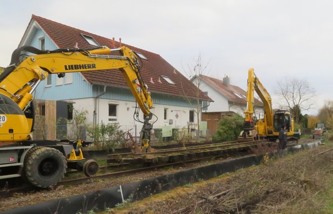Vorarbeiten für die Verlängerung des Vaihinger Bahn-Radwegs. Der Rückbau der WEG-Gleise hat Richtung Kleinglattbach begonnen. Die Arbeiten waren zum „Schnäppchenpreis“ von rund 230 Euro vergeben worden – die Kostenberechnung lag bei 319 000 Euro. Der extrem niedrige Preis komme durch attraktives Recycling der ausgebauten Materialien zustande, hieß es im Oktober im Gemeinderat. Bis Ende Januar 2025 sollen die Gleise weg sein.  <span class='image-autor'>Foto: Arning</span>