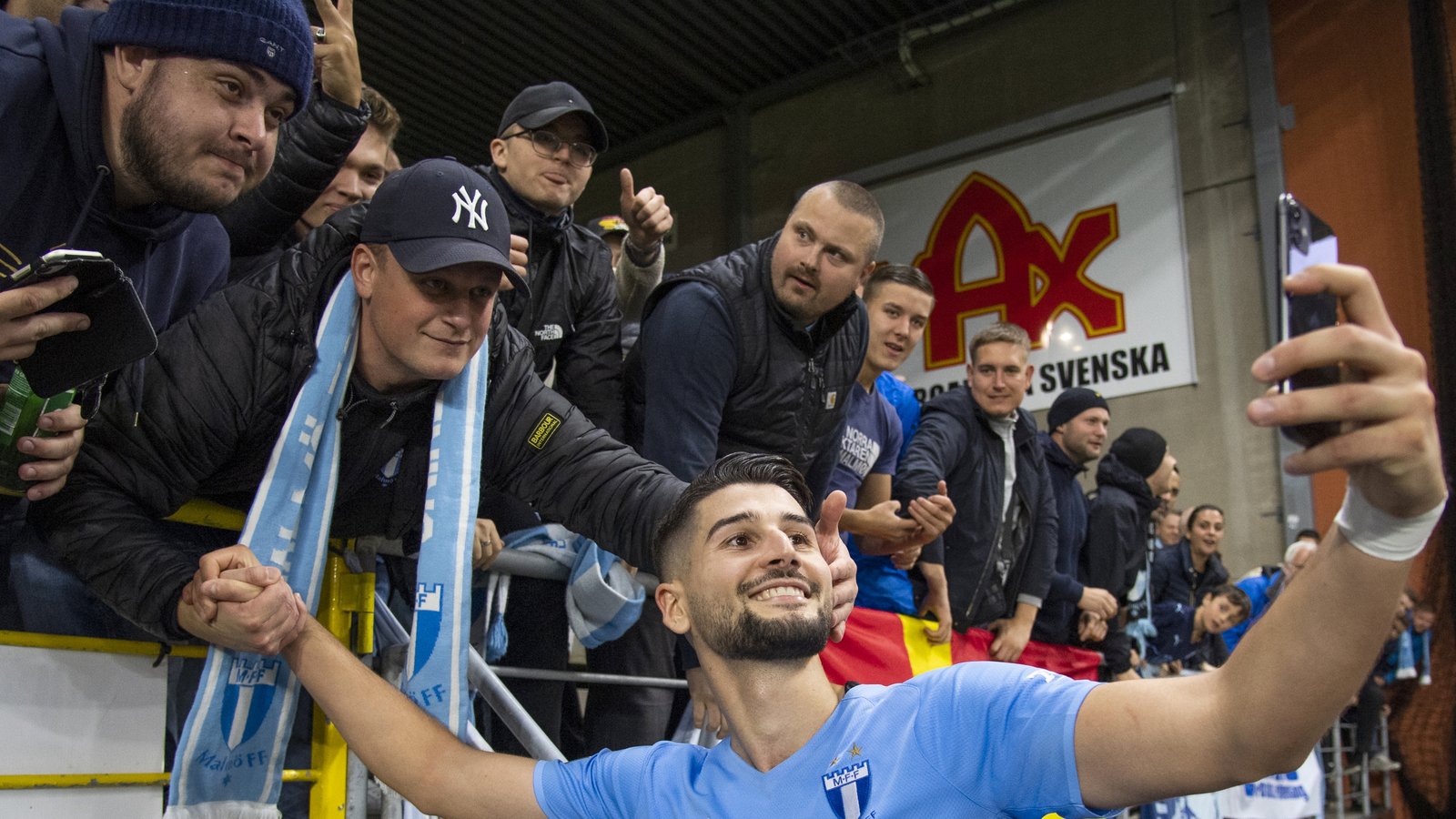Mit 14 Treffern in 26 Einsätzen war Antonio Colak maßgeblich an der erfolgreichen Saison von Malmö verantwortlich, was er mit Fans feiert. Foto: ddp