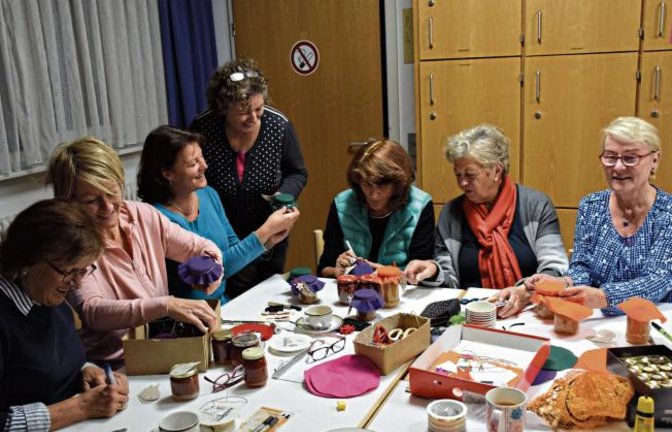 Wenn sich die Vereinsmitglieder des Vereins „Mütter helfen Müttern“ wieder regelmäßig treffen, ist es bis zum Vaihinger Weihnachtsmarkt nicht mehr weit. Die reiche Ernte, die der der Sommer 2018 beschert hat, wurde zu Marmeladen, Chutneys, Likören, Suppengrün und vielem mehr verarbeitet. Linzer Torten, feines Olivenöl, Kräutersalz und anderes runden das Angebot des Vereins „Mütter helfen Müttern“ ab. Der Erlös des Verkaufs am Vaihinger Weihnachtsmarkt am 1. Dezember wird, wie in jedem Jahr, bedürftigen Müttern (es wurden schon das Pforzheimer Frauenhaus, die Babyklappe des Weraheims, aber auch die Diakonische Bezirksstelle in Vaihingen durch die Spenden des Vereins unterstützt) zugute kommen. Foto: Kathariner