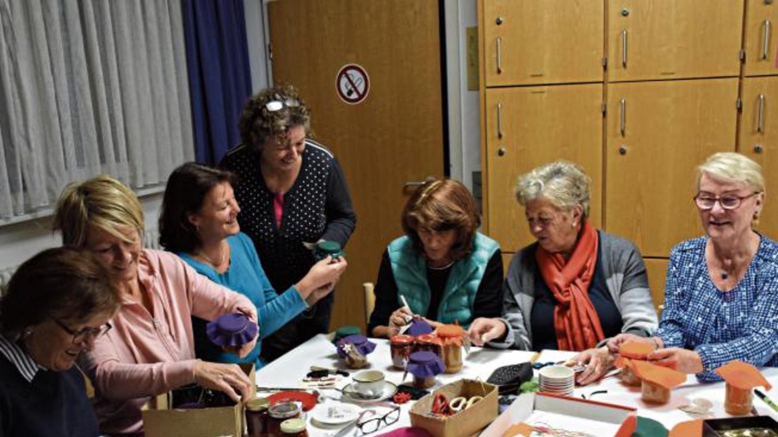 Wenn sich die Vereinsmitglieder des Vereins „Mütter helfen Müttern“ wieder regelmäßig treffen, ist es bis zum Vaihinger Weihnachtsmarkt nicht mehr weit. Die reiche Ernte, die der der Sommer 2018 beschert hat, wurde zu Marmeladen, Chutneys, Likören, Suppengrün und vielem mehr verarbeitet. Linzer Torten, feines Olivenöl, Kräutersalz und anderes runden das Angebot des Vereins „Mütter helfen Müttern“ ab. Der Erlös des Verkaufs am Vaihinger Weihnachtsmarkt am 1. Dezember wird, wie in jedem Jahr, bedürftigen Müttern (es wurden schon das Pforzheimer Frauenhaus, die Babyklappe des Weraheims, aber auch die Diakonische Bezirksstelle in Vaihingen durch die Spenden des Vereins unterstützt) zugute kommen. Foto: Kathariner