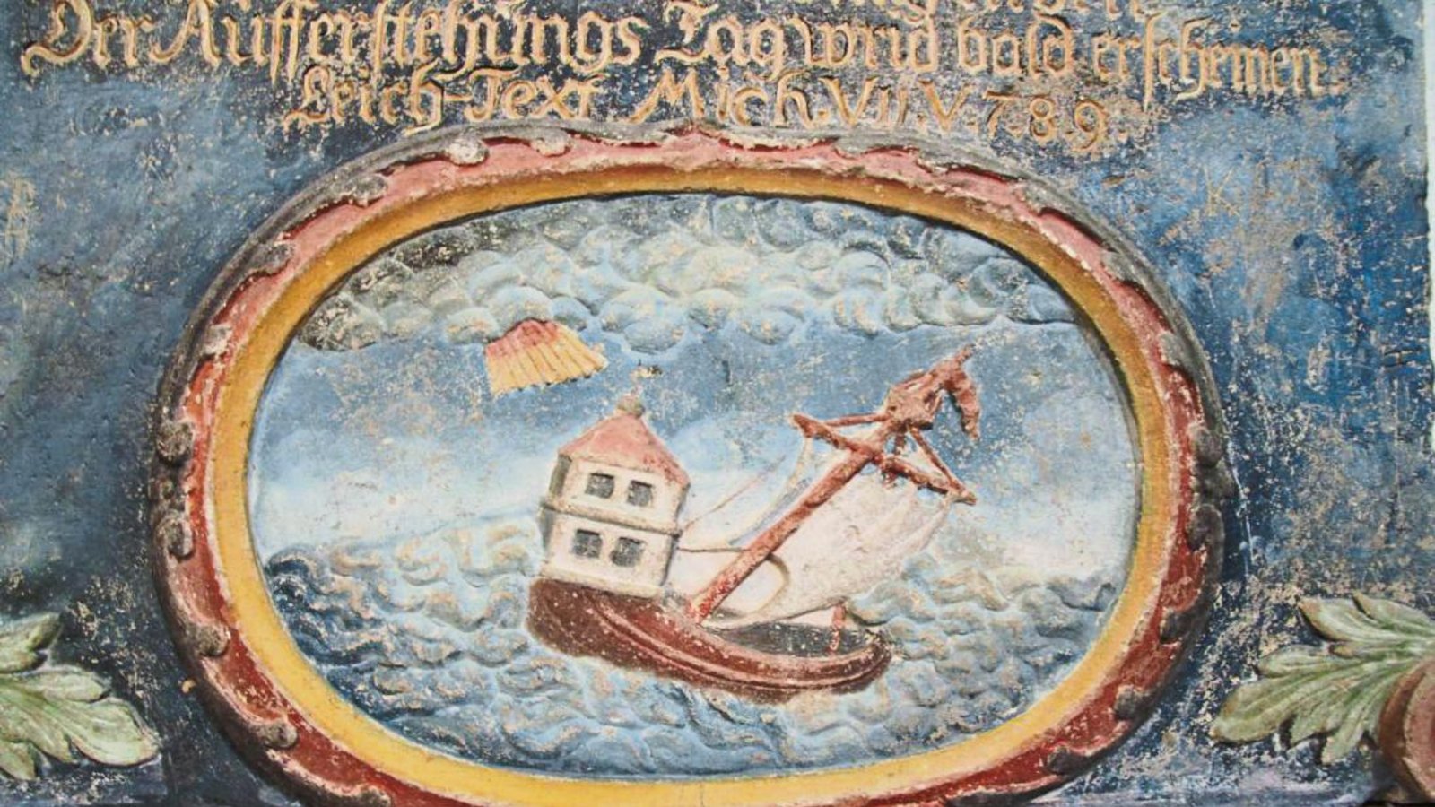 Die fantasievolle Darstellung eines Segelschiffs in stürmischer See auf dem Epitaph von Johann Friderich Mayer erinnert an seine mehrjährige Ostindien-Reise. Fotos: Banholzer Die fantasievolle Darstellung eines Segelschiffs in stürmischer See auf dem Epitaph von Johann Friderich Mayer erinnert an seine mehrjährige Ostindien-Reise. Fotos: Banholzer