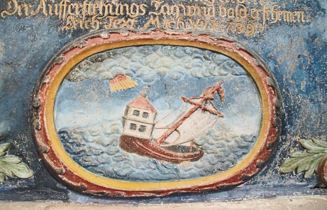 Die fantasievolle Darstellung eines Segelschiffs in stürmischer See auf dem Epitaph von Johann Friderich Mayer erinnert an seine mehrjährige Ostindien-Reise.  Fotos: Banholzer